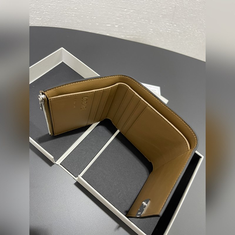 對折短款錢包出貨、 采用鵝卵石頭紋牛皮、 內(nèi)裡小牛皮，卡位，拉鍊口袋， 可放大鈔