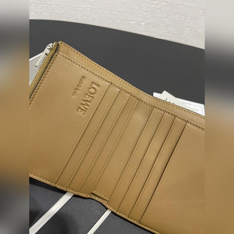 對折短款錢包出貨、 采用鵝卵石頭紋牛皮、 內(nèi)裡小牛皮，卡位，拉鍊口袋， 可放大鈔