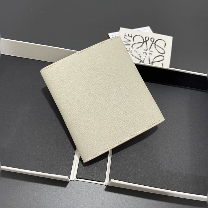 對折短款錢包出貨、 采用鵝卵石頭紋牛皮、 內裡小牛皮，卡位，拉鍊口袋， 可放大鈔