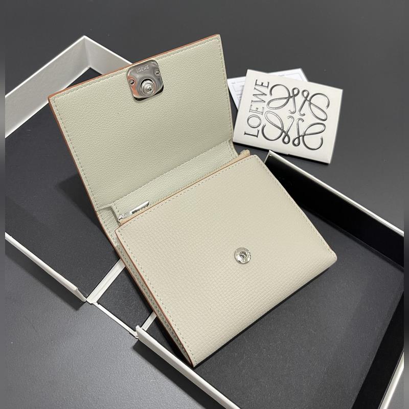 對折短款錢包出貨、 采用鵝卵石頭紋牛皮、 內裡小牛皮，卡位，拉鍊口袋， 可放大鈔