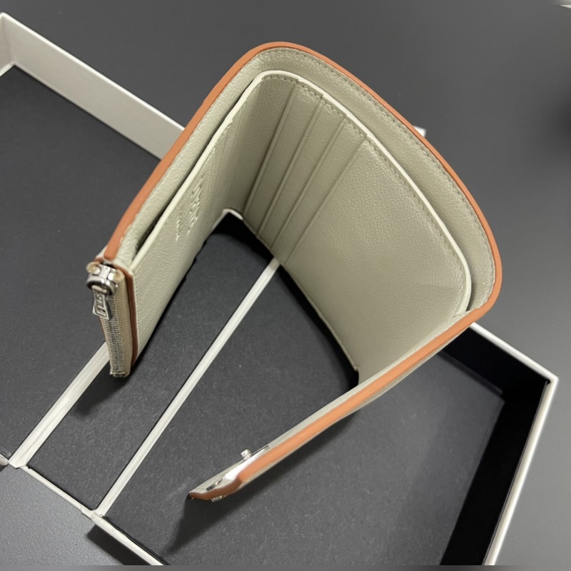 對折短款錢包出貨、 采用鵝卵石頭紋牛皮、 內裡小牛皮，卡位，拉鍊口袋， 可放大鈔