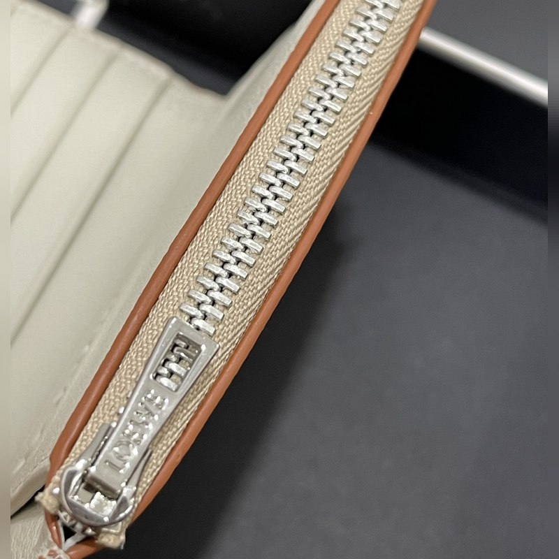 對折短款錢包出貨、 采用鵝卵石頭紋牛皮、 內裡小牛皮，卡位，拉鍊口袋， 可放大鈔