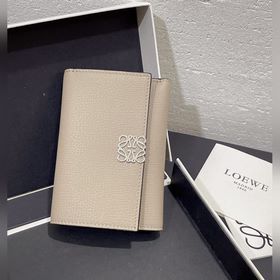 小號(hào)對(duì)折翻蓋垂直錢包出貨采用鵝卵石紋牛皮 六個(gè)卡位 一個(gè)大口袋和拉鍊小口袋！