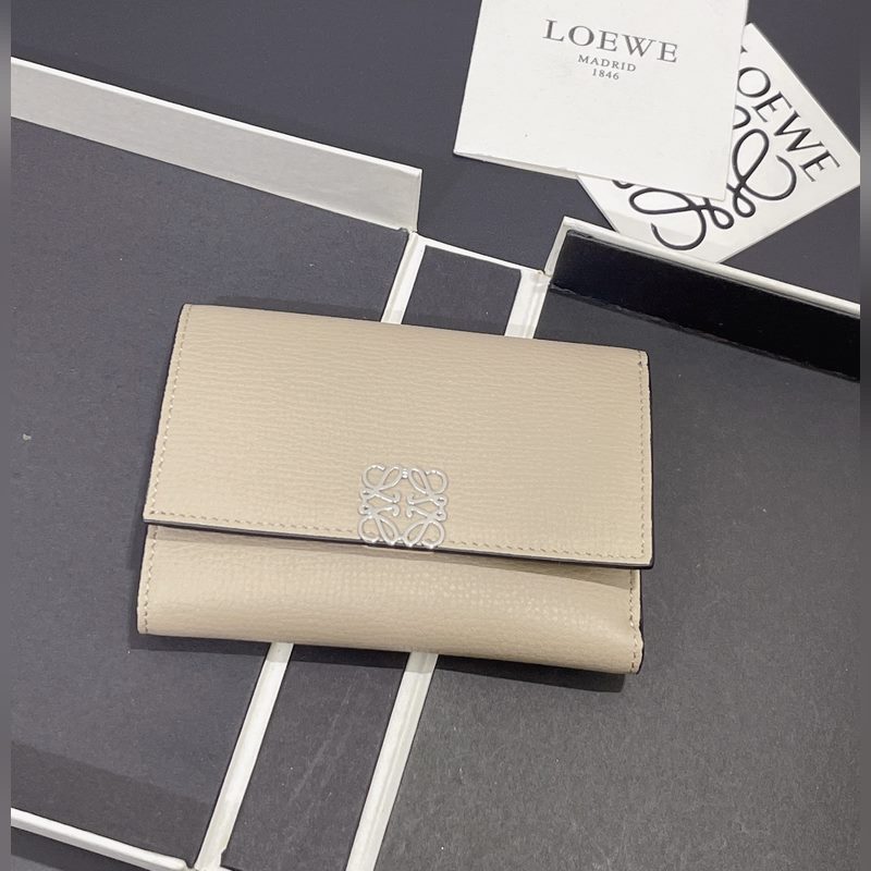 小號對折翻蓋垂直錢包出貨采用鵝卵石紋牛皮 六個卡位 一個大口袋和拉鍊小口袋！