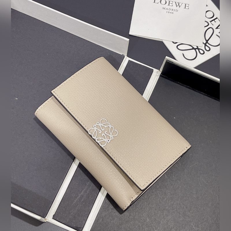 小號對折翻蓋垂直錢包出貨采用鵝卵石紋牛皮 六個卡位 一個大口袋和拉鍊小口袋！