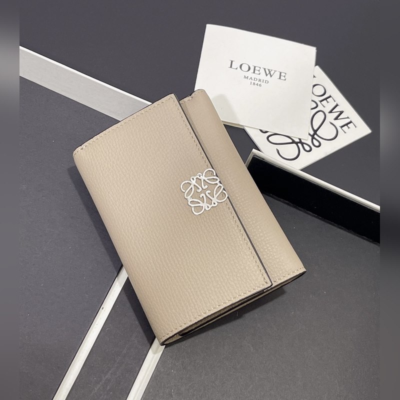 小號對折翻蓋垂直錢包出貨采用鵝卵石紋牛皮 六個卡位 一個大口袋和拉鍊小口袋！