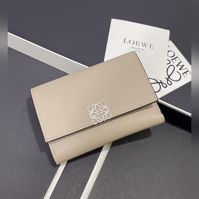 小號對折翻蓋垂直錢包出貨采用鵝卵石紋牛皮 六個卡位 一個大口袋和拉鍊小口袋！