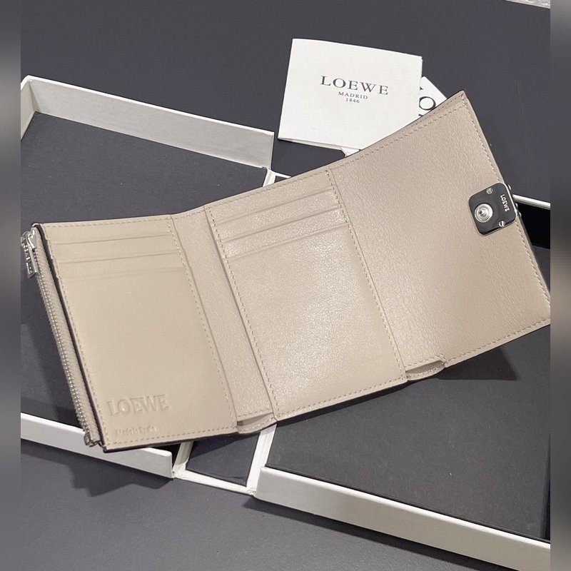 小號對折翻蓋垂直錢包出貨采用鵝卵石紋牛皮 六個卡位 一個大口袋和拉鍊小口袋！