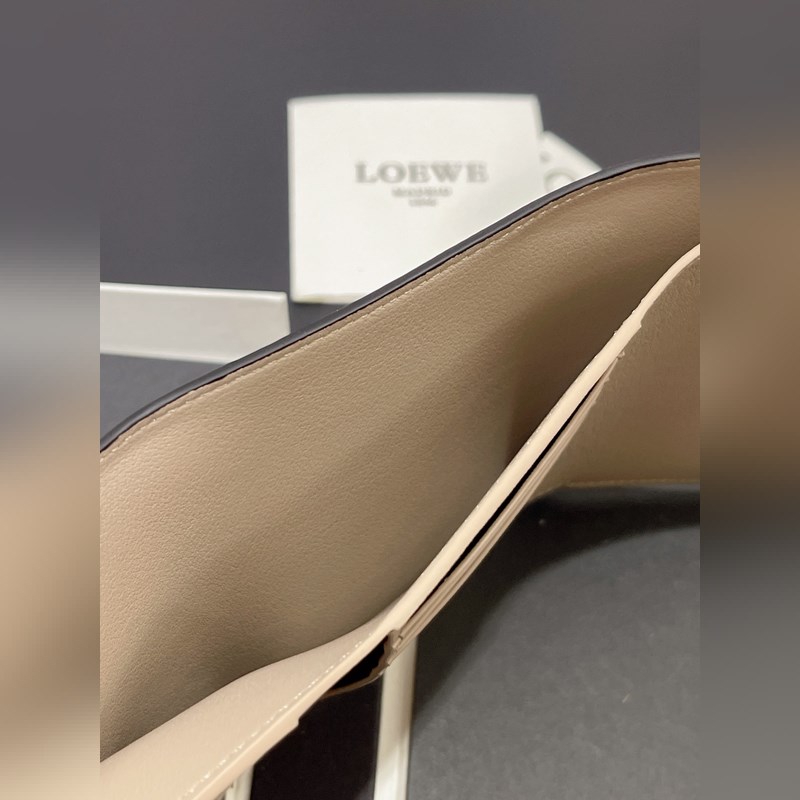 小號對折翻蓋垂直錢包出貨采用鵝卵石紋牛皮 六個卡位 一個大口袋和拉鍊小口袋！