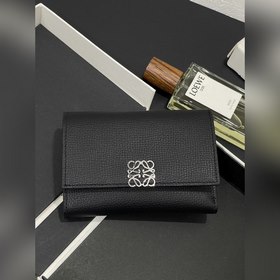 小號(hào)對(duì)折翻蓋垂直錢包出貨采用鵝卵石紋牛皮 六個(gè)卡位 一個(gè)大口袋和拉鍊小口袋！