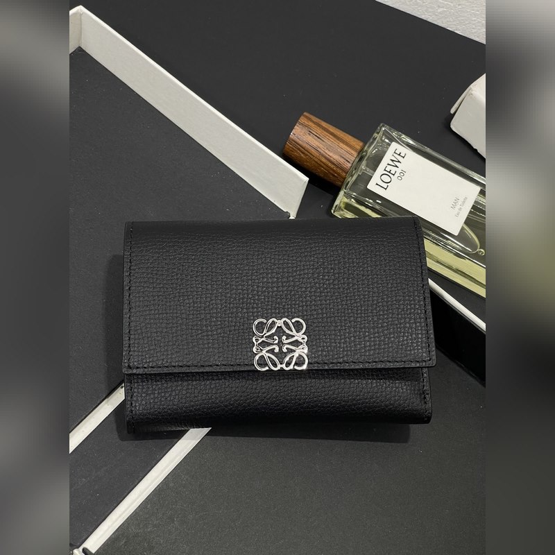 小號(hào)對折翻蓋垂直錢包出貨采用鵝卵石紋牛皮 六個(gè)卡位 一個(gè)大口袋和拉鍊小口袋！