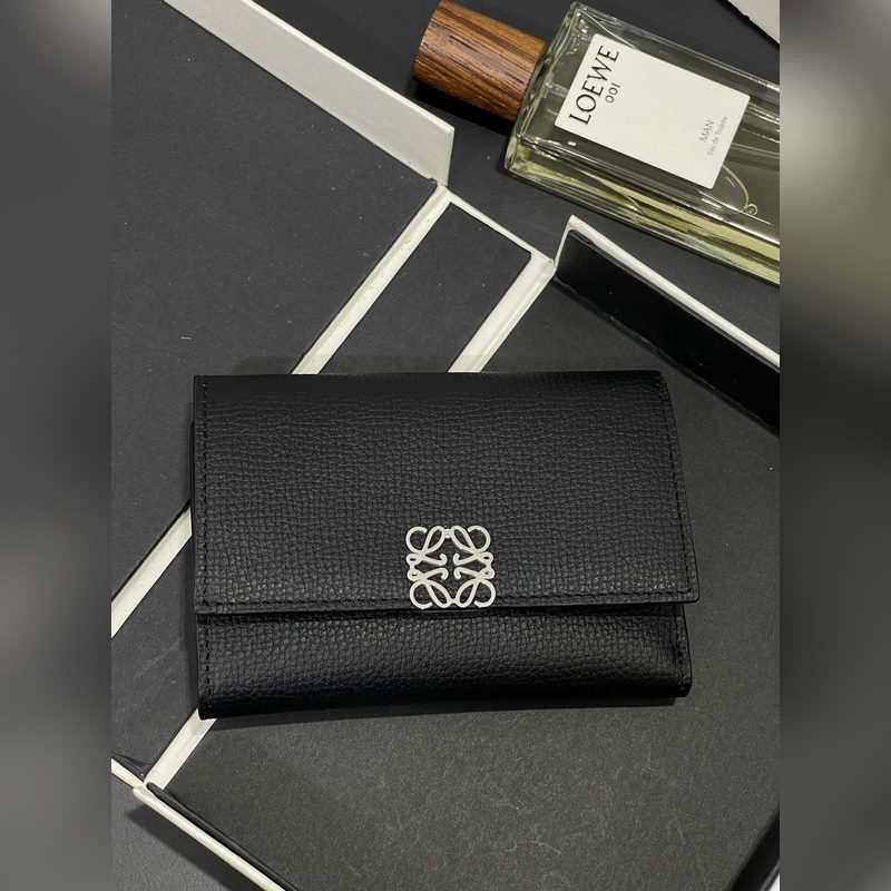 小號(hào)對折翻蓋垂直錢包出貨采用鵝卵石紋牛皮 六個(gè)卡位 一個(gè)大口袋和拉鍊小口袋！