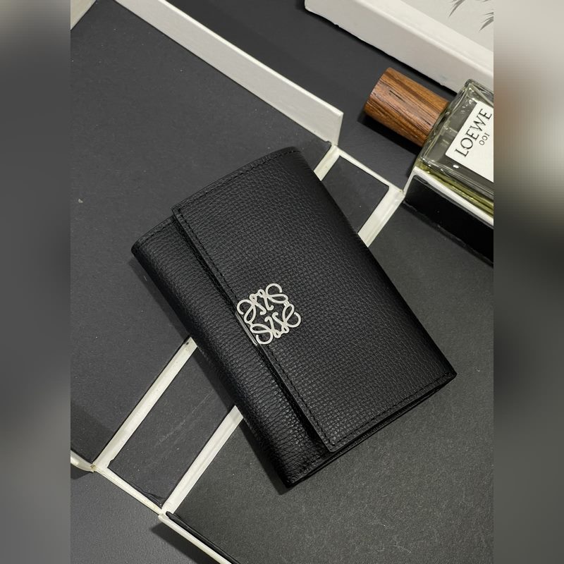 小號(hào)對折翻蓋垂直錢包出貨采用鵝卵石紋牛皮 六個(gè)卡位 一個(gè)大口袋和拉鍊小口袋！