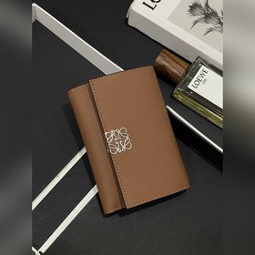 小號(hào)對(duì)折翻蓋垂直錢包出貨采用鵝卵石紋牛皮 六個(gè)卡位 一個(gè)大口袋和拉鍊小口袋！