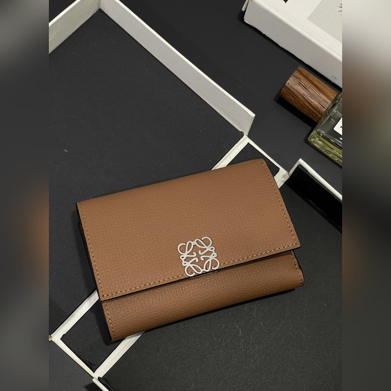 小號(hào)對(duì)折翻蓋垂直錢(qián)包出貨采用鵝卵石紋牛皮 六個(gè)卡位 一個(gè)大口袋和拉鍊小口袋！