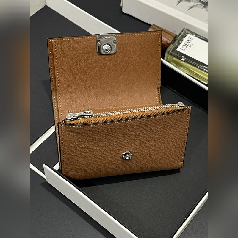 小號(hào)對(duì)折翻蓋垂直錢(qián)包出貨采用鵝卵石紋牛皮 六個(gè)卡位 一個(gè)大口袋和拉鍊小口袋！