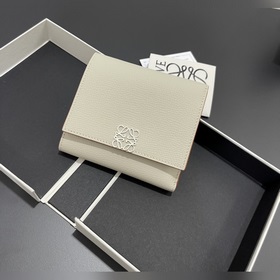 對(duì)折短款錢包出貨、 采用鵝卵石頭紋牛皮、 內(nèi)裡小牛皮，卡位，拉鍊口袋， 可放大