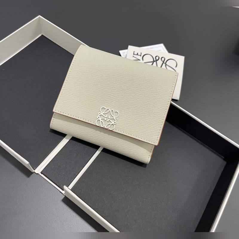 對折短款錢包出貨、 采用鵝卵石頭紋牛皮、 內(nèi)裡小牛皮，卡位，拉鍊口袋， 可放大