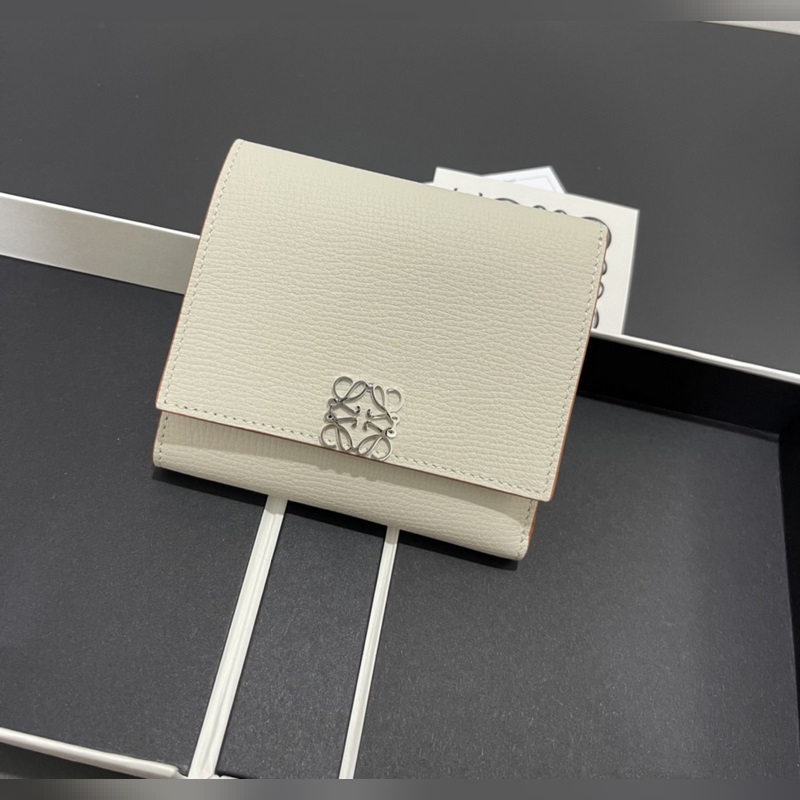 對折短款錢包出貨、 采用鵝卵石頭紋牛皮、 內(nèi)裡小牛皮，卡位，拉鍊口袋， 可放大