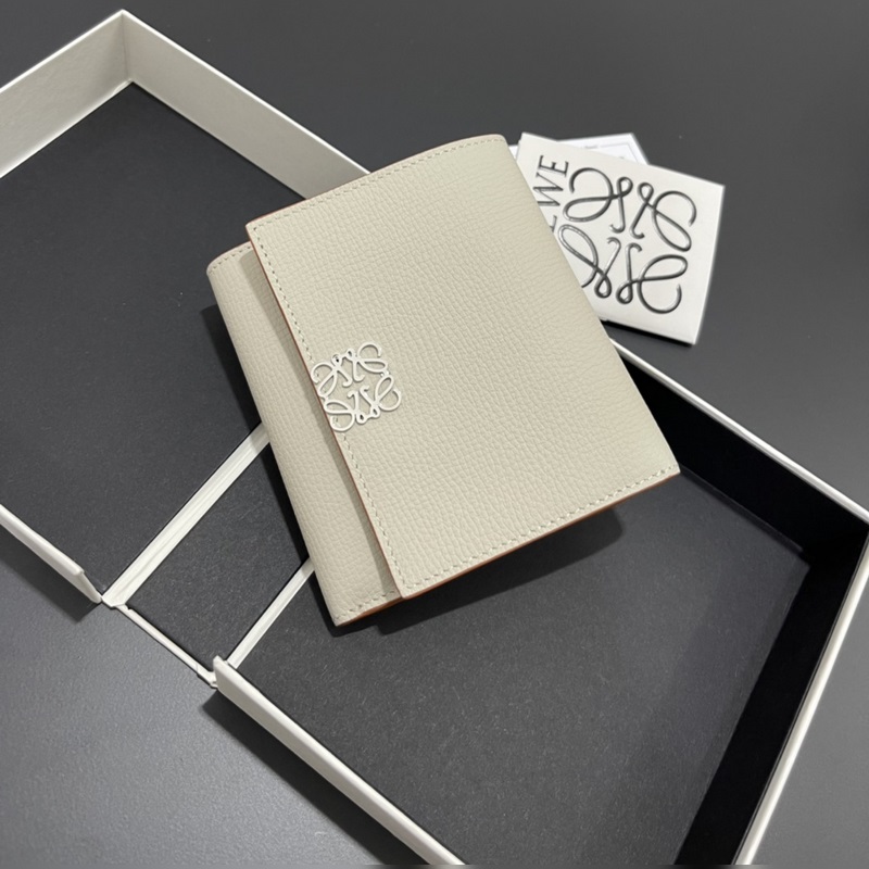 對折短款錢包出貨、 采用鵝卵石頭紋牛皮、 內(nèi)裡小牛皮，卡位，拉鍊口袋， 可放大