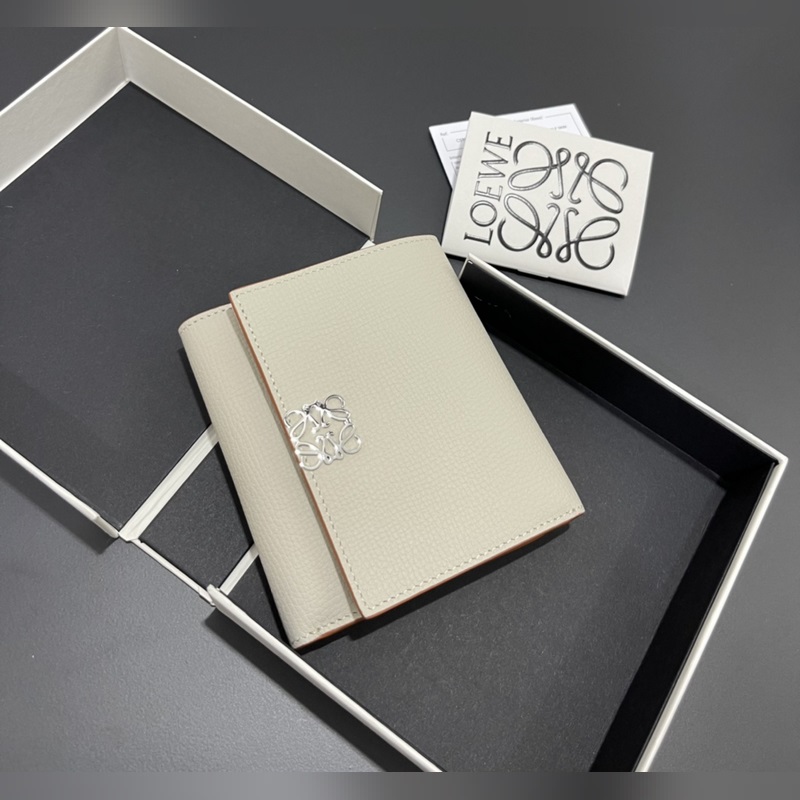 對折短款錢包出貨、 采用鵝卵石頭紋牛皮、 內(nèi)裡小牛皮，卡位，拉鍊口袋， 可放大