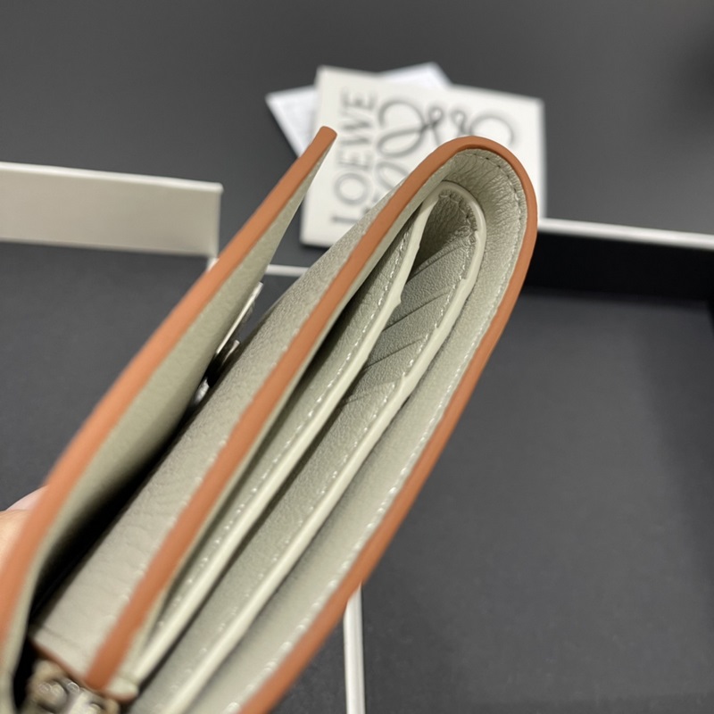 對折短款錢包出貨、 采用鵝卵石頭紋牛皮、 內(nèi)裡小牛皮，卡位，拉鍊口袋， 可放大