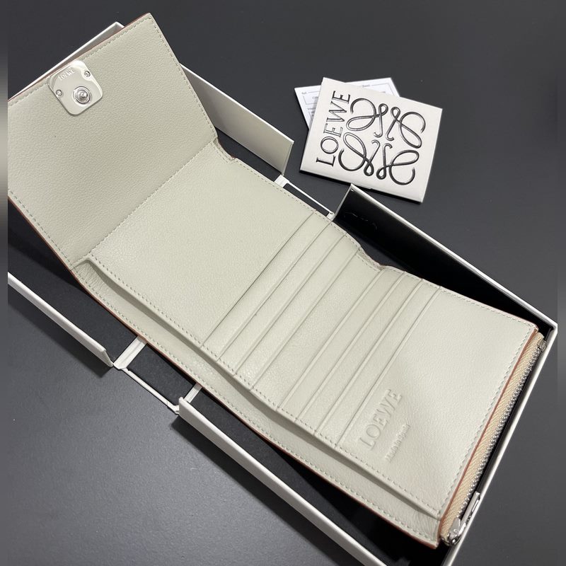 對折短款錢包出貨、 采用鵝卵石頭紋牛皮、 內(nèi)裡小牛皮，卡位，拉鍊口袋， 可放大