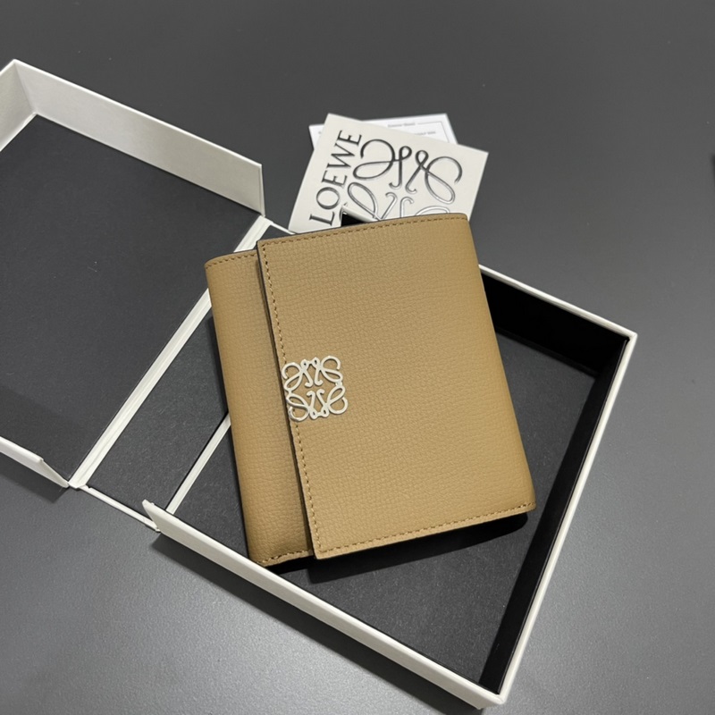 對折短款錢包出貨、 采用鵝卵石頭紋牛皮、 內裡小牛皮，卡位，拉鍊口袋， 可放大