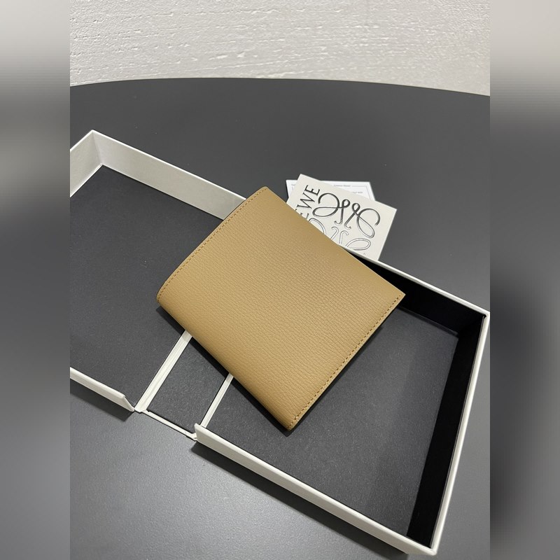 對折短款錢包出貨、 采用鵝卵石頭紋牛皮、 內裡小牛皮，卡位，拉鍊口袋， 可放大