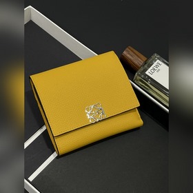 對(duì)折短款錢包出貨、 采用鵝卵石頭紋牛皮、 內(nèi)裡小牛皮，卡位，拉鍊口袋， 可放大