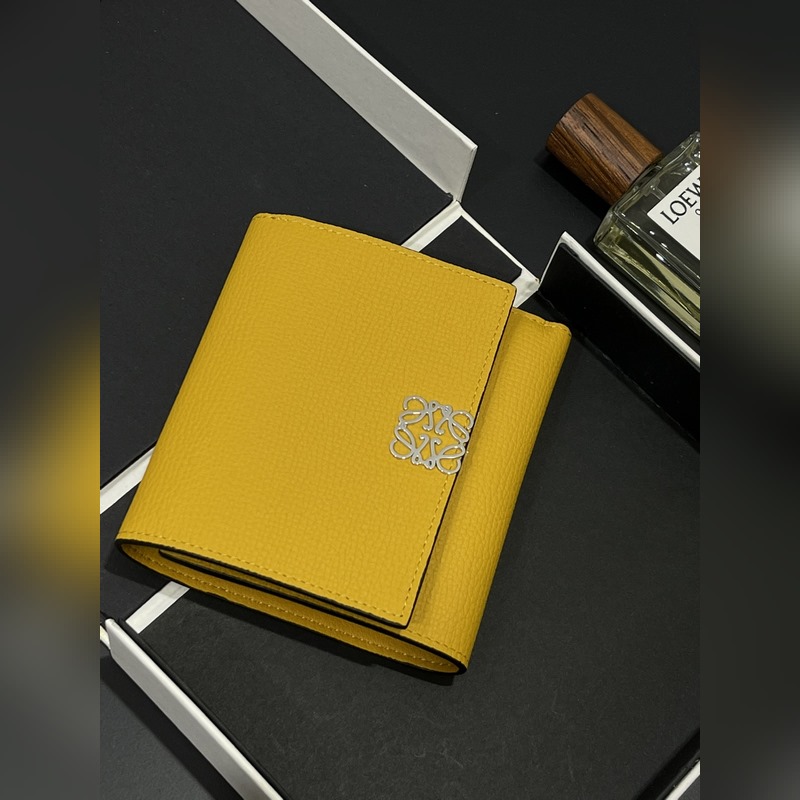 對(duì)折短款錢包出貨、 采用鵝卵石頭紋牛皮、 內(nèi)裡小牛皮，卡位，拉鍊口袋， 可放大