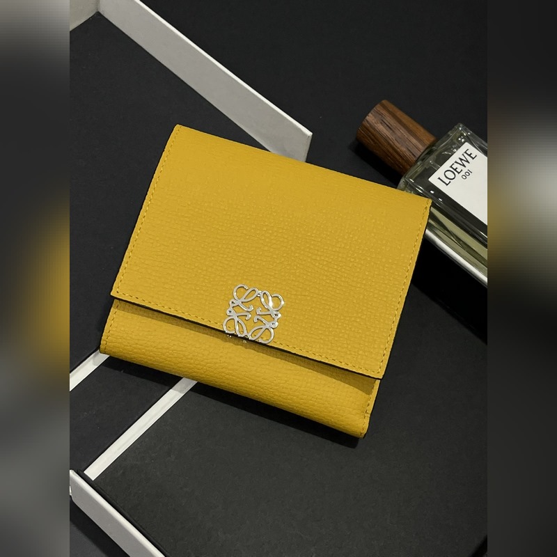 對(duì)折短款錢包出貨、 采用鵝卵石頭紋牛皮、 內(nèi)裡小牛皮，卡位，拉鍊口袋， 可放大