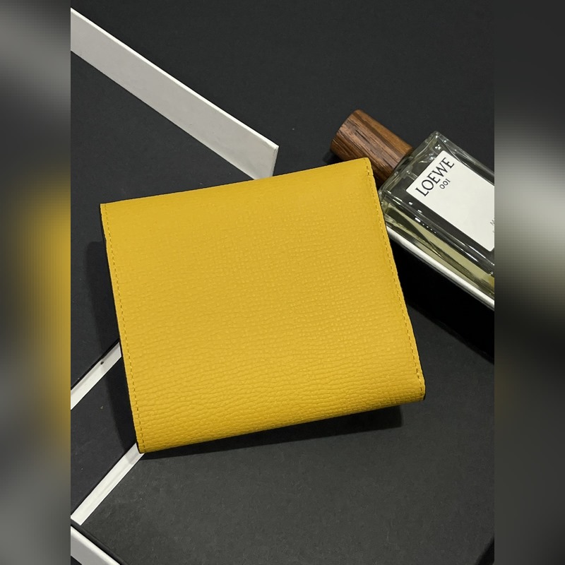 對(duì)折短款錢包出貨、 采用鵝卵石頭紋牛皮、 內(nèi)裡小牛皮，卡位，拉鍊口袋， 可放大