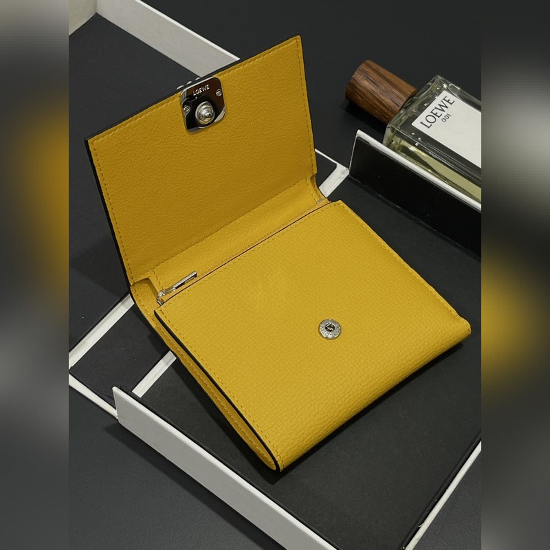 對(duì)折短款錢包出貨、 采用鵝卵石頭紋牛皮、 內(nèi)裡小牛皮，卡位，拉鍊口袋， 可放大