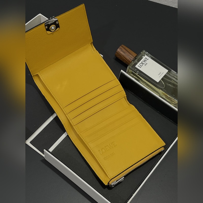 對(duì)折短款錢包出貨、 采用鵝卵石頭紋牛皮、 內(nèi)裡小牛皮，卡位，拉鍊口袋， 可放大