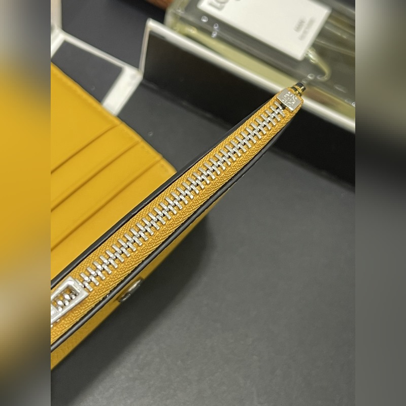 對(duì)折短款錢包出貨、 采用鵝卵石頭紋牛皮、 內(nèi)裡小牛皮，卡位，拉鍊口袋， 可放大