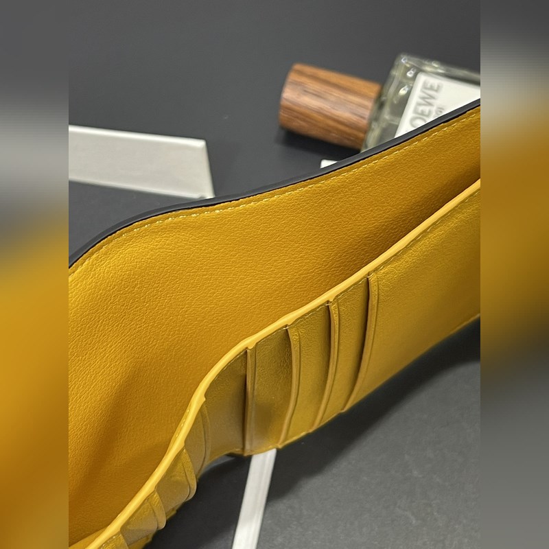 對(duì)折短款錢包出貨、 采用鵝卵石頭紋牛皮、 內(nèi)裡小牛皮，卡位，拉鍊口袋， 可放大