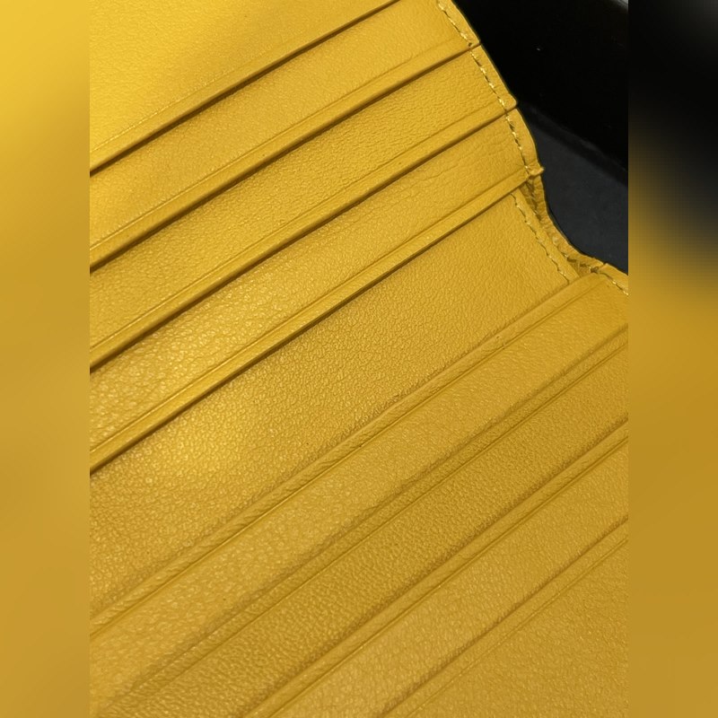 對(duì)折短款錢包出貨、 采用鵝卵石頭紋牛皮、 內(nèi)裡小牛皮，卡位，拉鍊口袋， 可放大