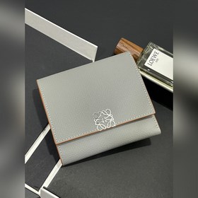 對(duì)折短款錢包出貨、 采用鵝卵石頭紋牛皮、 內(nèi)裡小牛皮，卡位，拉鍊口袋， 可放大