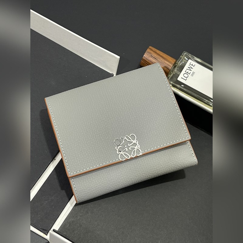 對折短款錢包出貨、 采用鵝卵石頭紋牛皮、 內裡小牛皮，卡位，拉鍊口袋， 可放大