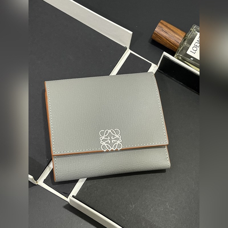 對折短款錢包出貨、 采用鵝卵石頭紋牛皮、 內裡小牛皮，卡位，拉鍊口袋， 可放大