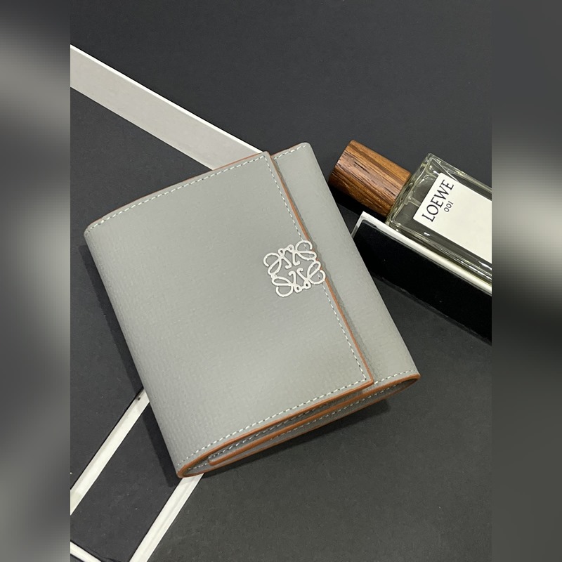 對折短款錢包出貨、 采用鵝卵石頭紋牛皮、 內裡小牛皮，卡位，拉鍊口袋， 可放大