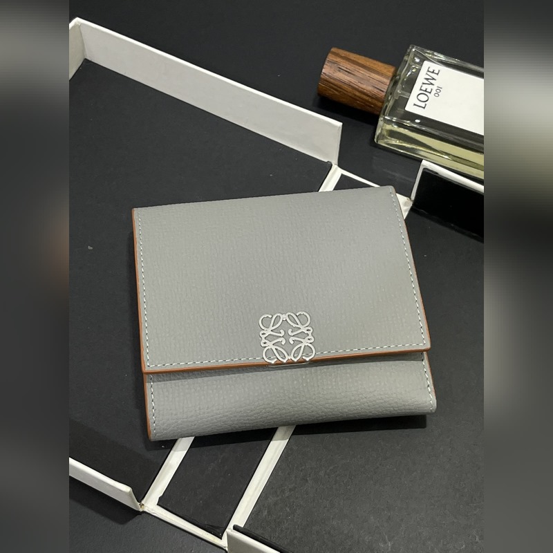 對折短款錢包出貨、 采用鵝卵石頭紋牛皮、 內裡小牛皮，卡位，拉鍊口袋， 可放大