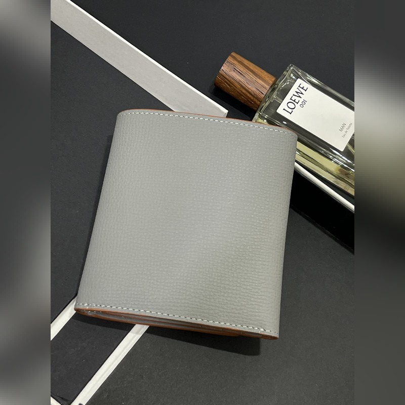 對折短款錢包出貨、 采用鵝卵石頭紋牛皮、 內裡小牛皮，卡位，拉鍊口袋， 可放大