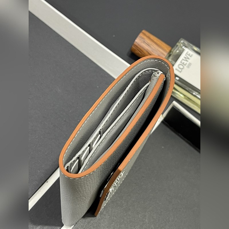 對折短款錢包出貨、 采用鵝卵石頭紋牛皮、 內裡小牛皮，卡位，拉鍊口袋， 可放大