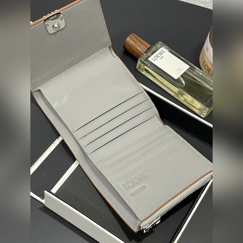 對折短款錢包出貨、 采用鵝卵石頭紋牛皮、 內裡小牛皮，卡位，拉鍊口袋， 可放大