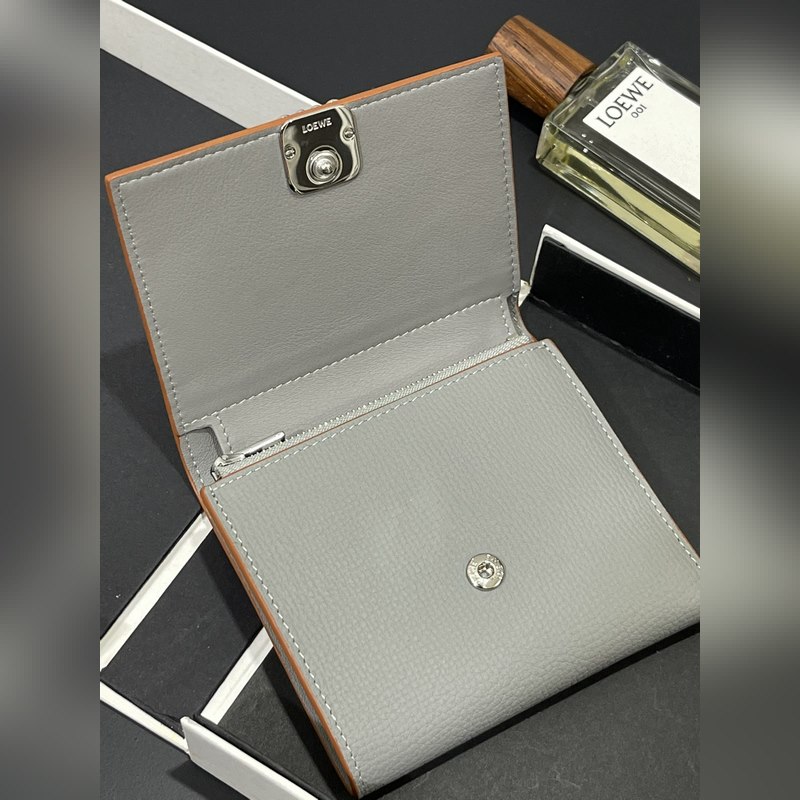 對折短款錢包出貨、 采用鵝卵石頭紋牛皮、 內裡小牛皮，卡位，拉鍊口袋， 可放大