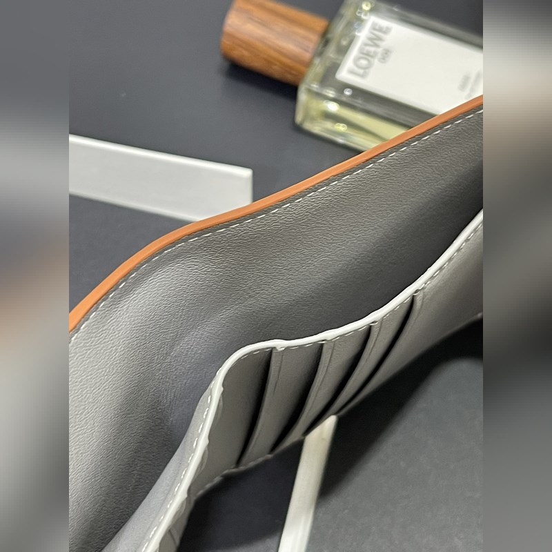 對折短款錢包出貨、 采用鵝卵石頭紋牛皮、 內裡小牛皮，卡位，拉鍊口袋， 可放大