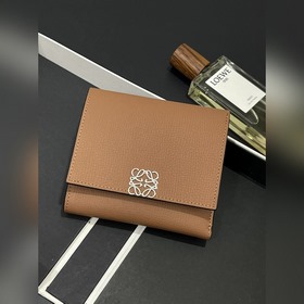 對(duì)折短款錢包出貨、 采用鵝卵石頭紋牛皮、 內(nèi)裡小牛皮，卡位，拉鍊口袋， 可放大