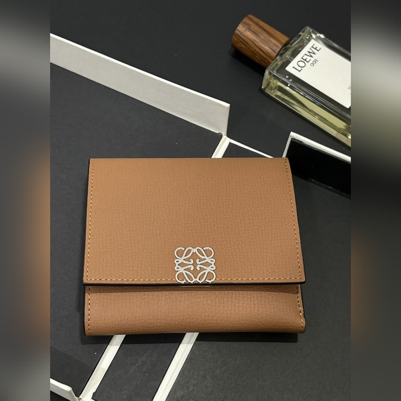 對折短款錢包出貨、 采用鵝卵石頭紋牛皮、 內裡小牛皮，卡位，拉鍊口袋， 可放大